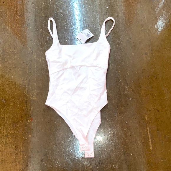 NWT FOREVER 21 WHITE SZ SMALL ADJUSTABLE SPAGHETTI STRAP AND SNAPPING LEOTARD - Picture 1 of 6